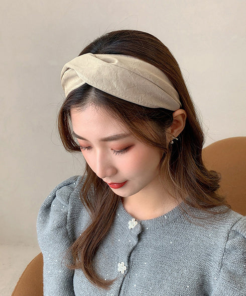 ツイスト ワイドカチューシャ 小顔洗顔 おしゃれ 幅広カチューシャ レディース 大人可愛い ヘアアクセサリー 痛くない 髪飾り シンプル ヘアアレンジ トレンド 88CXH-143