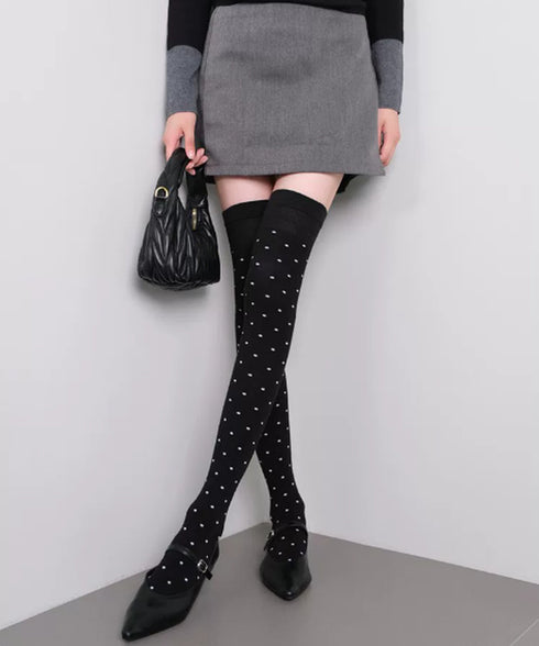 ドット柄ニーハイソックス 韓国風ガーリー レディース ロングソックス 大人可愛い 水玉柄 美脚靴下 長め 秋冬ソックス 伸縮性 オーバーニーソックス新作人気 白黒 88CXH-166