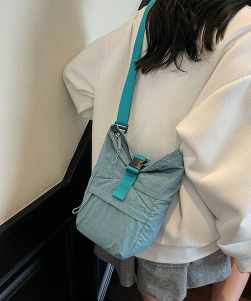 軽量ナイロンロールトップショルダーバッグ 可愛い 斜め掛けバッグ 小さめ 肩掛けかばん おしゃれ 韓国ファッション 旅行サブバッグ カジュアル コンパクト黒バッグ 88CXH-050