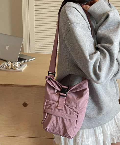 軽量ナイロンロールトップショルダーバッグ 可愛い 斜め掛けバッグ 小さめ 肩掛けかばん おしゃれ 韓国ファッション 旅行サブバッグ カジュアル コンパクト黒バッグ 88CXH-050