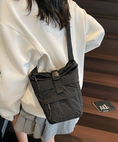 軽量ナイロンロールトップショルダーバッグ 可愛い 斜め掛けバッグ 小さめ 肩掛けかばん おしゃれ 韓国ファッション 旅行サブバッグ カジュアル コンパクト黒バッグ 88CXH-050
