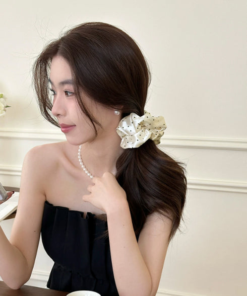 ドット柄サテンシュシュ 大人可愛い 上品 レディース フェミニン 水玉ヘアゴム オフィスカジュアル ヘアアクセサリー おしゃれ 簡単ヘアアレンジ まとめ髪 韓国風 88CXH-137