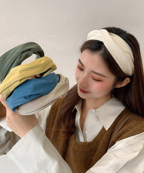 ツイスト ワイドカチューシャ 小顔洗顔 おしゃれ 幅広カチューシャ レディース 大人可愛い ヘアアクセサリー 痛くない 髪飾り シンプル ヘアアレンジ トレンド 88CXH-143