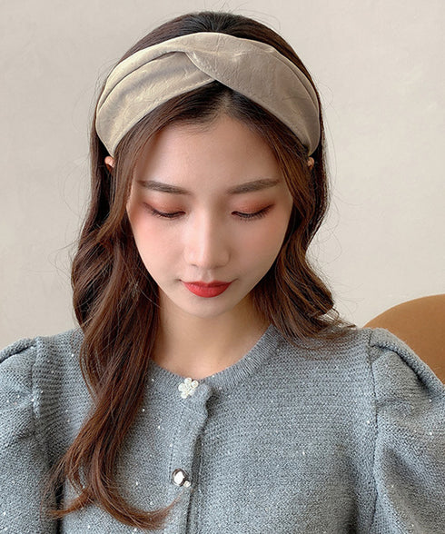 ツイスト ワイドカチューシャ 小顔洗顔 おしゃれ 幅広カチューシャ レディース 大人可愛い ヘアアクセサリー 痛くない 髪飾り シンプル ヘアアレンジ トレンド 88CXH-143