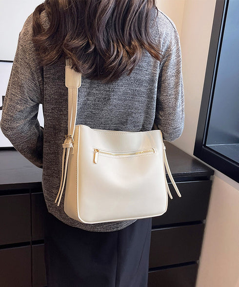 スクエアショルダーバッグ PUレーザー鞄 レディース 斜めがけカバン 通勤通学 オフィスカジュアル合皮かばん 肩掛け フェイクレザーバッグ ワンショルダー鞄 無地 89XFENG-062