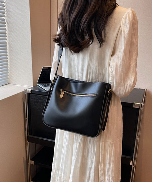 スクエアショルダーバッグ PUレーザー鞄 レディース 斜めがけカバン 通勤通学 オフィスカジュアル合皮かばん 肩掛け フェイクレザーバッグ ワンショルダー鞄 無地 89XFENG-062