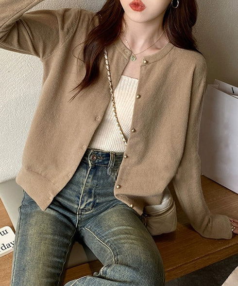 金ボタンショートニットカーディガン韓国風 レディース シンプル ベーシック定番ニット ゴールドボタン羽織り コンパクトニットトップス長袖クルーネックニットセーター 90CHENXINI-028