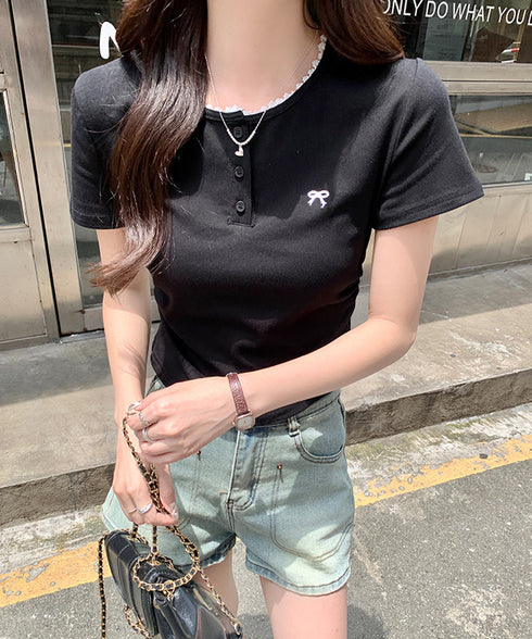 ワンポイントリボンTシャツレース配色半袖 レディース ヘンリーネック半袖T リボン刺しゅうタイトトップス 可愛いコンパクトtシャツ サイドギャザー 細身カットソー 90XINM-001