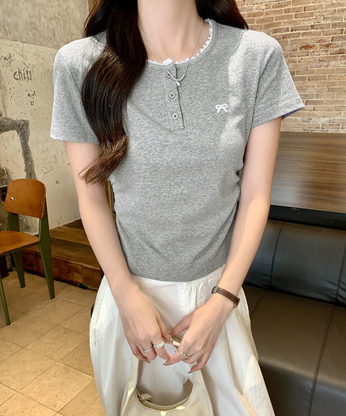 ワンポイントリボンTシャツレース配色半袖 レディース ヘンリーネック半袖T リボン刺しゅうタイトトップス 可愛いコンパクトtシャツ サイドギャザー 細身カットソー 90XINM-001