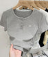 ワンポイントリボンTシャツレース配色半袖 レディース ヘンリーネック半袖T リボン刺しゅうタイトトップス 可愛いコンパクトtシャツ サイドギャザー 細身カットソー 90XINM-001