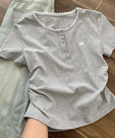 ワンポイントリボンTシャツレース配色半袖 レディース ヘンリーネック半袖T リボン刺しゅうタイトトップス 可愛いコンパクトtシャツ サイドギャザー 細身カットソー 90XINM-001