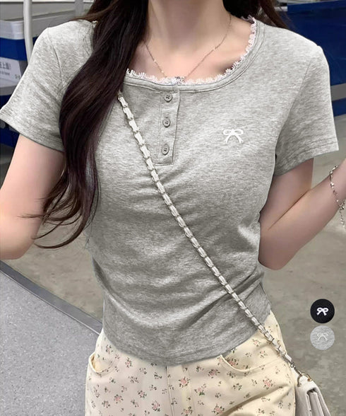 ワンポイントリボンTシャツレース配色半袖 レディース ヘンリーネック半袖T リボン刺しゅうタイトトップス 可愛いコンパクトtシャツ サイドギャザー 細身カットソー 90XINM-001