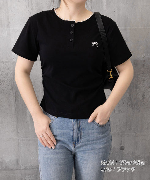 ワンポイントリボンTシャツレース配色半袖 レディース ヘンリーネック半袖T リボン刺しゅうタイトトップス 可愛いコンパクトtシャツ サイドギャザー 細身カットソー 90XINM-001