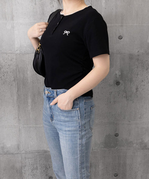 ワンポイントリボンTシャツレース配色半袖 レディース ヘンリーネック半袖T リボン刺しゅうタイトトップス 可愛いコンパクトtシャツ サイドギャザー 細身カットソー 90XINM-001