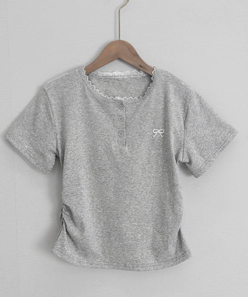 ワンポイントリボンTシャツレース配色半袖 レディース ヘンリーネック半袖T リボン刺しゅうタイトトップス 可愛いコンパクトtシャツ サイドギャザー 細身カットソー 90XINM-001