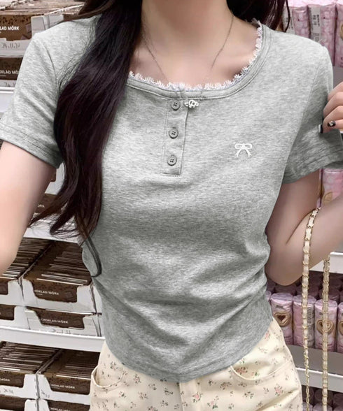 ワンポイントリボンTシャツレース配色半袖 レディース ヘンリーネック半袖T リボン刺しゅうタイトトップス 可愛いコンパクトtシャツ サイドギャザー 細身カットソー 90XINM-001