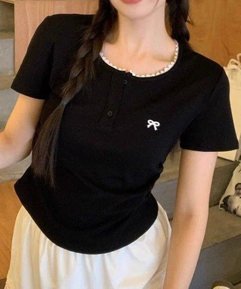 ワンポイントリボンTシャツレース配色半袖 レディース ヘンリーネック半袖T リボン刺しゅうタイトトップス 可愛いコンパクトtシャツ サイドギャザー 細身カットソー 90XINM-001
