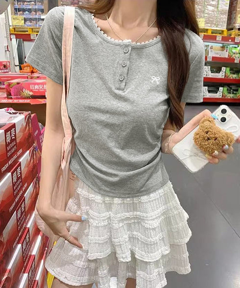 ワンポイントリボンTシャツレース配色半袖 レディース ヘンリーネック半袖T リボン刺しゅうタイトトップス 可愛いコンパクトtシャツ サイドギャザー 細身カットソー 90XINM-001