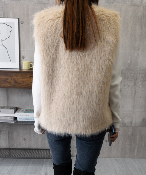 フェイクファーベスト ふわふわファージレ エコファーボリュームベスト 大人可愛いトレンドファージャケットノースリーブ 高見え ノーカラーアウター秋冬 ポケット付き 90XYHM-001