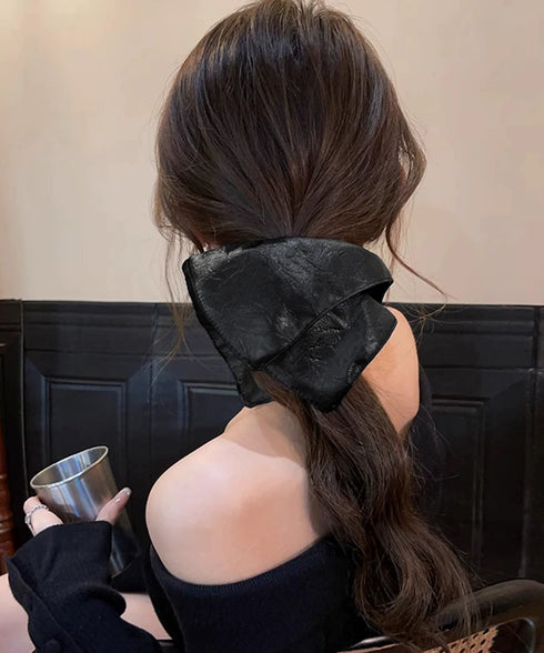 フェイクレザーシュシュ レトロ ヘアゴム おしゃれヘアアクセサリー マット質感 韓国風ヘアアレンジ 大人可愛い髪飾り 高級感ポニーテール まとめ髪グッズ跡つかない 92YANQIN-001