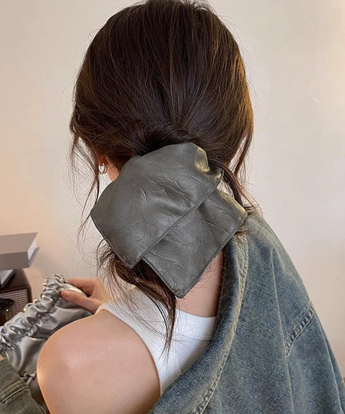 フェイクレザーシュシュ レトロ ヘアゴム おしゃれヘアアクセサリー マット質感 韓国風ヘアアレンジ 大人可愛い髪飾り 高級感ポニーテール まとめ髪グッズ跡つかない 92YANQIN-001