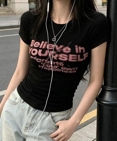 タイトロゴTシャツグラフィック半袖韓国風 大人カジュアル英字プリントトップス クルーネックタイトtシャツ ストリート系女子甘辛ミックス春夏服 コンパクトカットソー 92HANPINFS-006