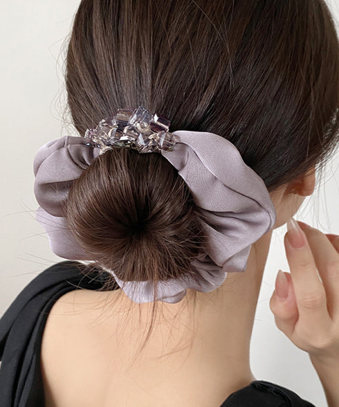 ビジュー付きシュシュキラキラヘアゴム上品 光沢感シュシュ 大人可愛いヘアゴム 華やか髪飾りきれいめヘアアクセサリー韓国風 映える後ろ姿 高級感結婚式パーティー小物 96JUNS-001
