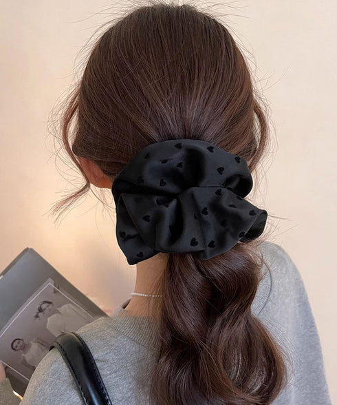 ハート柄シュシュ 韓国風 サテンシュシュ 甘めヘアアクセサリー大人可愛い フェミニンヘアゴムきれいめポニーテールゴムお呼ばれヘアシュシュ まとめ髪簡単ヘアアレンジ 96JUNS-002