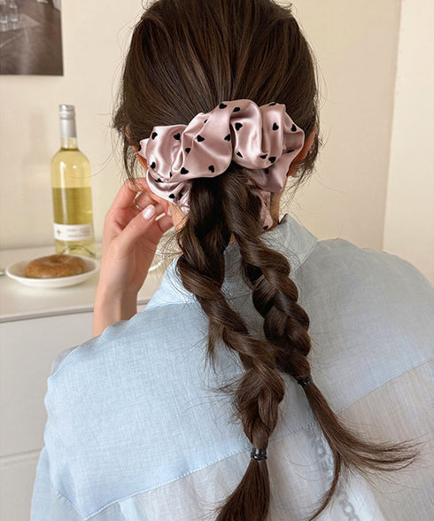 ハート柄シュシュ 韓国風 サテンシュシュ 甘めヘアアクセサリー大人可愛い フェミニンヘアゴムきれいめポニーテールゴムお呼ばれヘアシュシュ まとめ髪簡単ヘアアレンジ 96JUNS-002