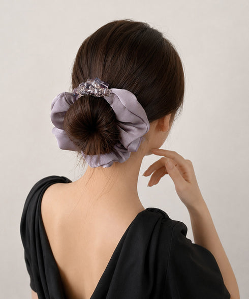 ビジュー付きシュシュキラキラヘアゴム上品 光沢感シュシュ 大人可愛いヘアゴム 華やか髪飾りきれいめヘアアクセサリー韓国風 映える後ろ姿 高級感結婚式パーティー小物 96JUNS-001