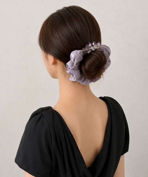 ビジュー付きシュシュキラキラヘアゴム上品 光沢感シュシュ 大人可愛いヘアゴム 華やか髪飾りきれいめヘアアクセサリー韓国風 映える後ろ姿 高級感結婚式パーティー小物 96JUNS-001