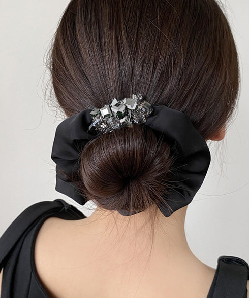 ビジュー付きシュシュキラキラヘアゴム上品 光沢感シュシュ 大人可愛いヘアゴム 華やか髪飾りきれいめヘアアクセサリー韓国風 映える後ろ姿 高級感結婚式パーティー小物 96JUNS-001