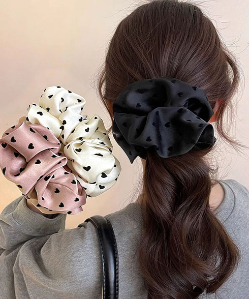 ハート柄シュシュ 韓国風 サテンシュシュ 甘めヘアアクセサリー大人可愛い フェミニンヘアゴムきれいめポニーテールゴムお呼ばれヘアシュシュ まとめ髪簡単ヘアアレンジ 96JUNS-002
