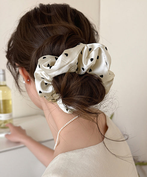 ハート柄シュシュ 韓国風 サテンシュシュ 甘めヘアアクセサリー大人可愛い フェミニンヘアゴムきれいめポニーテールゴムお呼ばれヘアシュシュ まとめ髪簡単ヘアアレンジ 96JUNS-002