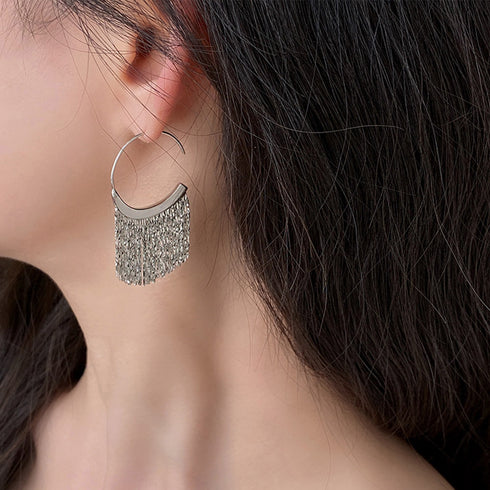 タッセルフープピアス メタルピアス 揺れるピアス スイング アクセサリー 可愛い スタイリッシュ 両耳用 2色ゴールド シルバー メタルフリンジピアス 98ZHIX-001