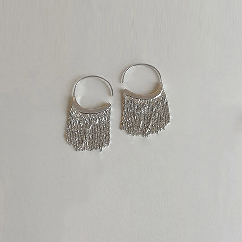 タッセルフープピアス メタルピアス 揺れるピアス スイング アクセサリー 可愛い スタイリッシュ 両耳用 2色ゴールド シルバー メタルフリンジピアス 98ZHIX-001