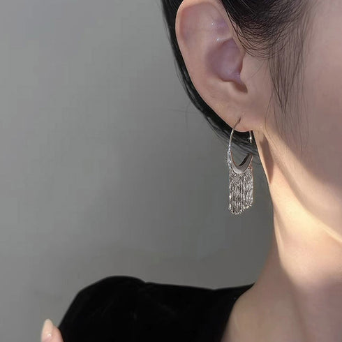 タッセルフープピアス メタルピアス 揺れるピアス スイング アクセサリー 可愛い スタイリッシュ 両耳用 2色ゴールド シルバー メタルフリンジピアス 98ZHIX-001