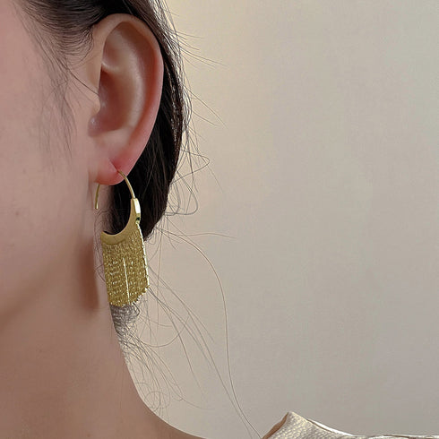 タッセルフープピアス メタルピアス 揺れるピアス スイング アクセサリー 可愛い スタイリッシュ 両耳用 2色ゴールド シルバー メタルフリンジピアス 98ZHIX-001