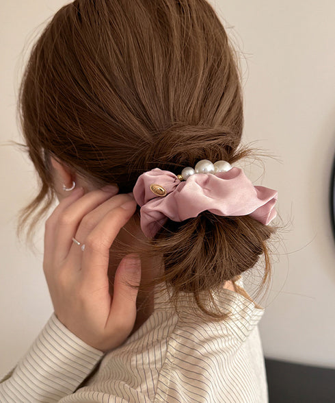 サテンヘアゴム シュシュ パール付き レディース まとめ髪 ヘアアレンジ 大人可愛い おしゃれ オルチャン 髪留め 人気 デート 発表会 女子会 99ZYSP-002
