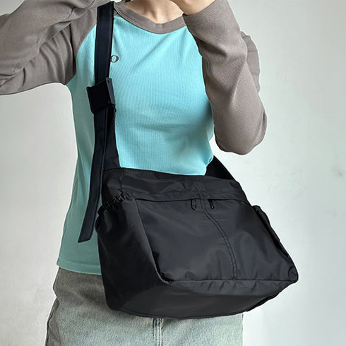 ショルダーバッグ 大容量 ナイロン 黒 レディース 肩掛け 斜め掛けバッグ 韓国 ユニセックス シンプル 通学 多収納 軽量かばん カジュアル ストリート 旅行 99CCPJ-001