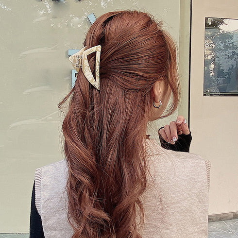 ヘアクリップ トライアングル くり抜き バンスクリップ べっ甲柄 アクリル 大人っぽい 可愛い まとめ髪 オルチャン アクセ 髪留め 大人気 韓国風 髪飾り 99SXDZ-001