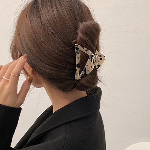 ヘアクリップ トライアングル くり抜き バンスクリップ べっ甲柄 アクリル 大人っぽい 可愛い まとめ髪 オルチャン アクセ 髪留め 大人気 韓国風 髪飾り 99SXDZ-001