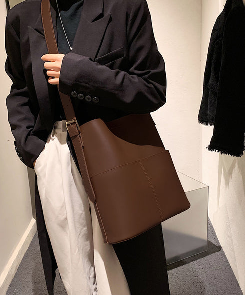 ショルダーバッグ 2wayバッグ 大容量 外ポケット付きPUレザー斜め掛けカバン オフィスカジュアル ワイドベルト合皮鞄肩掛けバッグ 高見え自立バケツバッグレトロ DIEWU-002