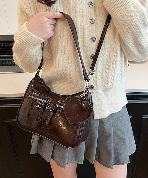 レトロショルダーバッグ ハートチャーム付 レディース 斜め掛け鞄 PUレザー肩掛けカバン 大人可愛いミニ鞄 韓国風 カジュアル ハンドバッグ 多収納 ストリート鞄 TZM-328