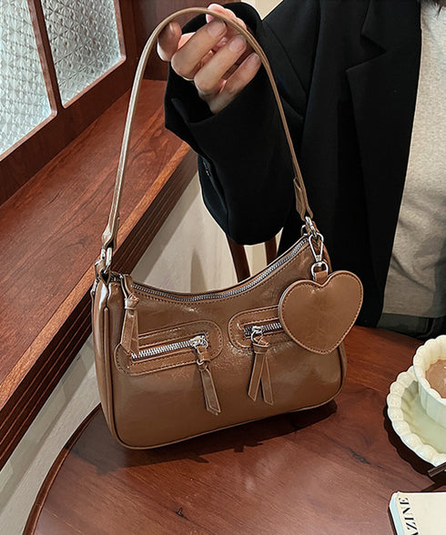レトロショルダーバッグ ハートチャーム付 レディース 斜め掛け鞄 PUレザー肩掛けカバン 大人可愛いミニ鞄 韓国風 カジュアル ハンドバッグ 多収納 ストリート鞄 TZM-328