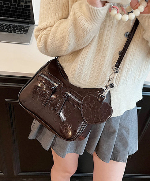 レトロショルダーバッグ ハートチャーム付 レディース 斜め掛け鞄 PUレザー肩掛けカバン 大人可愛いミニ鞄 韓国風 カジュアル ハンドバッグ 多収納 ストリート鞄 TZM-328
