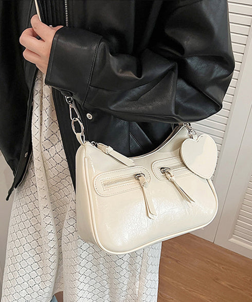 レトロショルダーバッグ ハートチャーム付 レディース 斜め掛け鞄 PUレザー肩掛けカバン 大人可愛いミニ鞄 韓国風 カジュアル ハンドバッグ 多収納 ストリート鞄 TZM-328