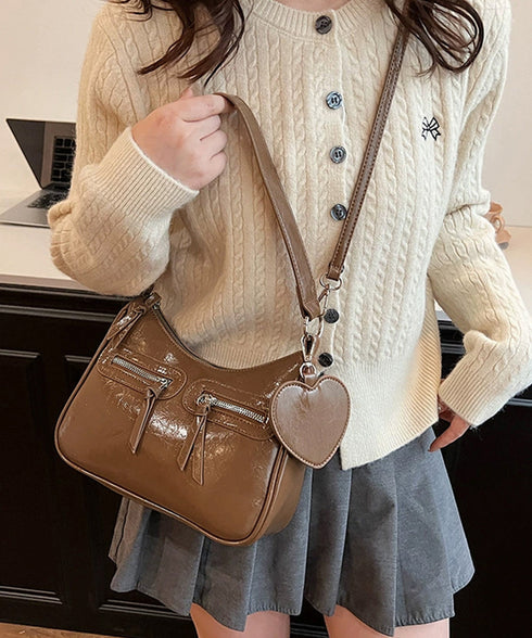 レトロショルダーバッグ ハートチャーム付 レディース 斜め掛け鞄 PUレザー肩掛けカバン 大人可愛いミニ鞄 韓国風 カジュアル ハンドバッグ 多収納 ストリート鞄 TZM-328