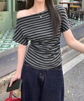 オフショルダーカットソー サイドギャザー ワンショルダーtシャツ レディース  ボートネック 肩見せTシャツ 薄手夏t 大人カジュアル 半袖夏服 ボーダーtシャツ 6CCFS-002