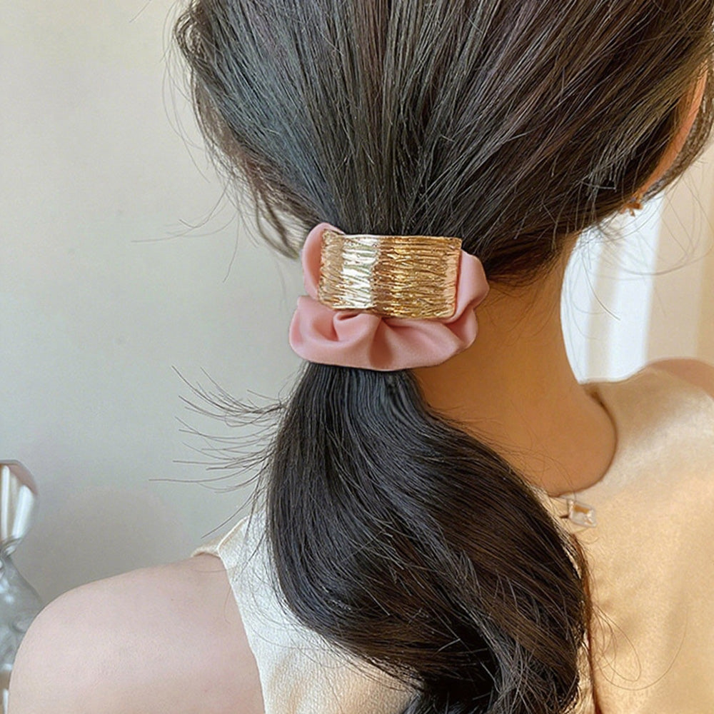 プレート付きシュシュ 大人っぽいヘアゴム スモークピンク